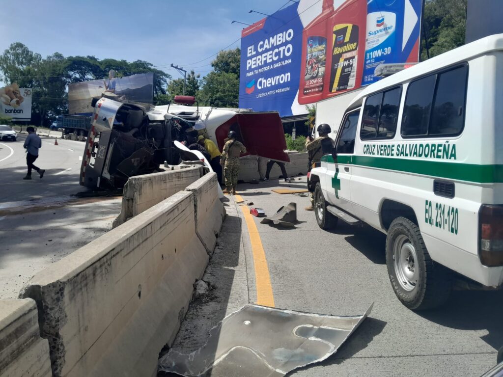 Rastra volcó en la «Curva del Papaturro»