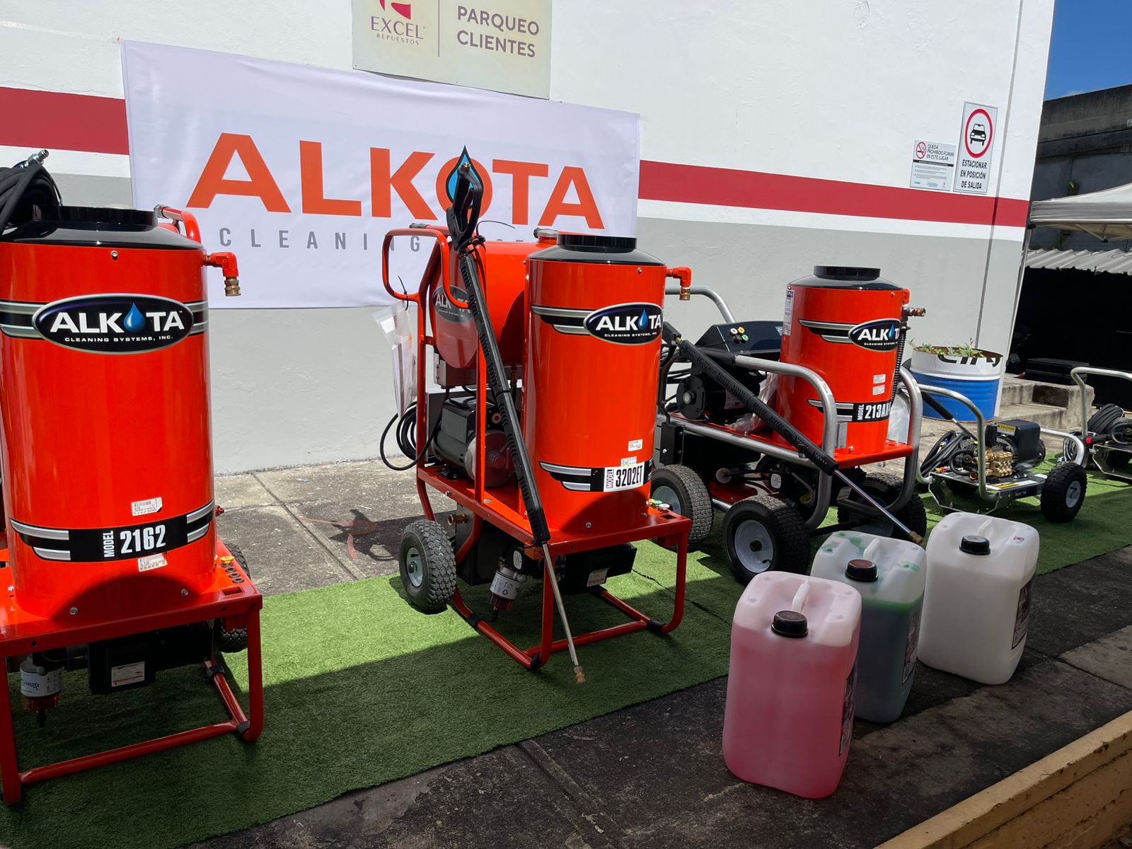 Experto mexicano brindó una ponencia sobre ventajas técnicas de las Hidrolavadoras Alkota