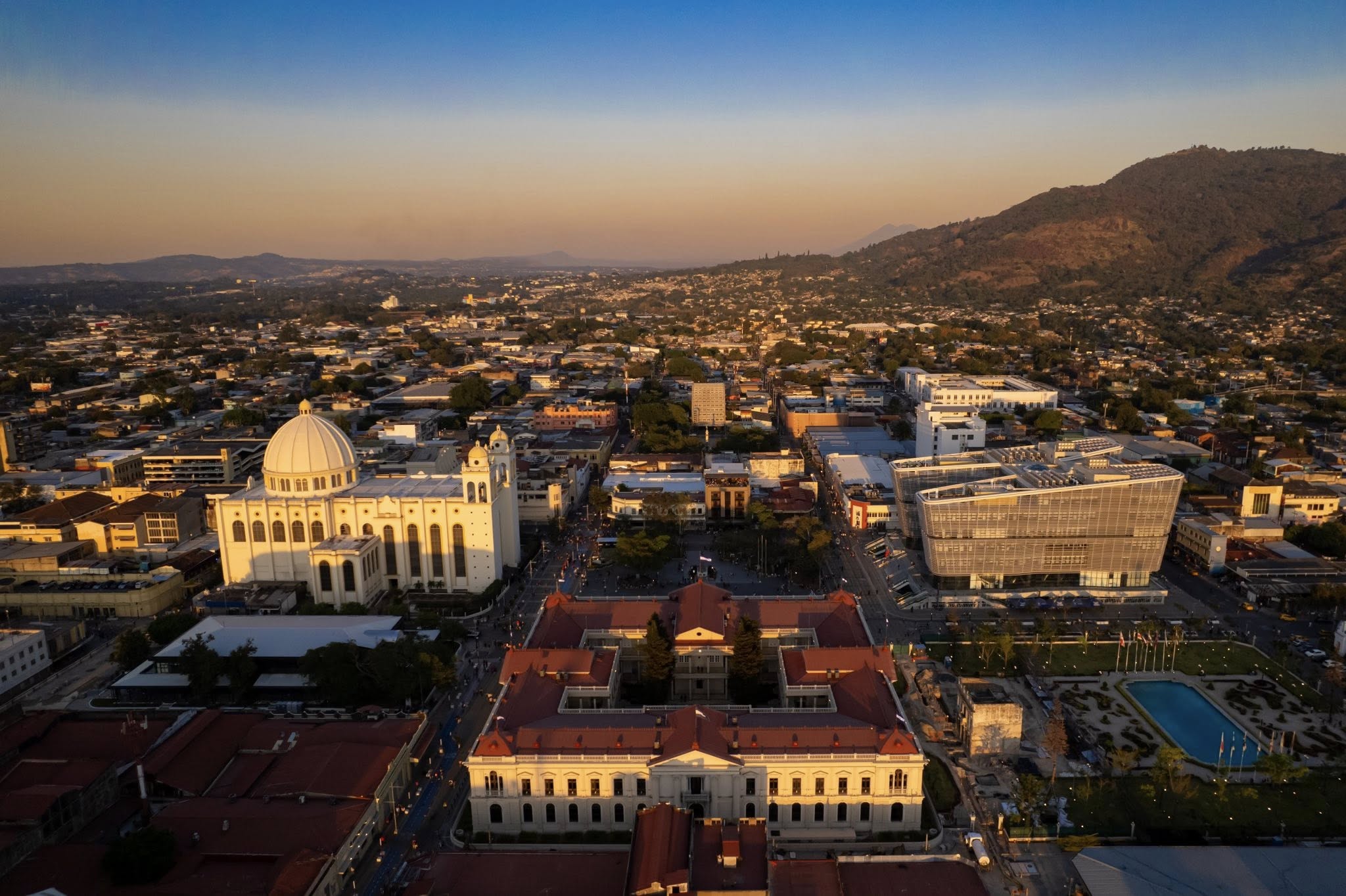 El Salvador fortalece el turismo internacional proyectando al Centro Histórico como destino clave