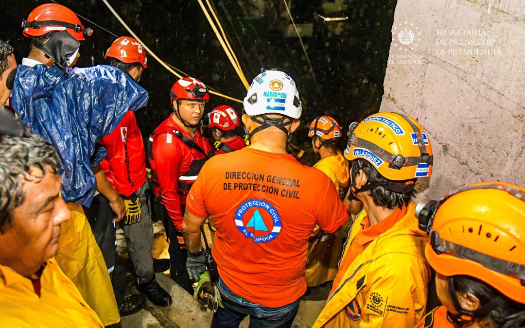 El Sistema Nacional Protección Civil se desplegó en diferentes puntos de San Salvador, ante las emergencias registradas por lluvias