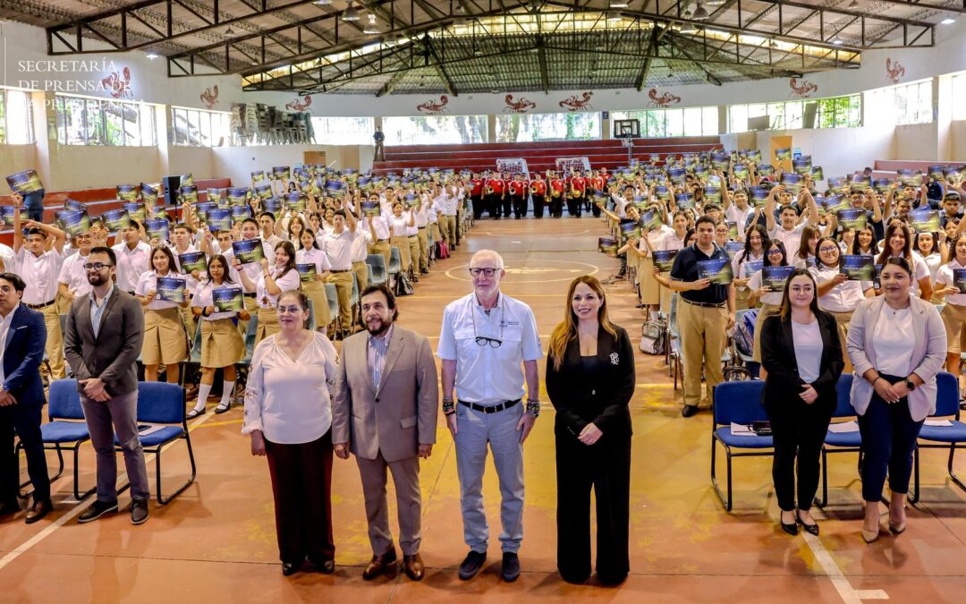 Autoridades entregan becas en tecnología a jóvenes de bachillerato de institutos nacionales