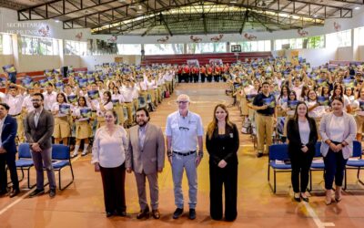 Autoridades entregan becas en tecnología a jóvenes de bachillerato de institutos nacionales