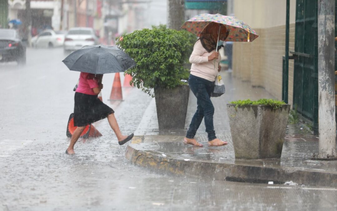 Declaran alerta amarilla por lluvias en todo El Salvador