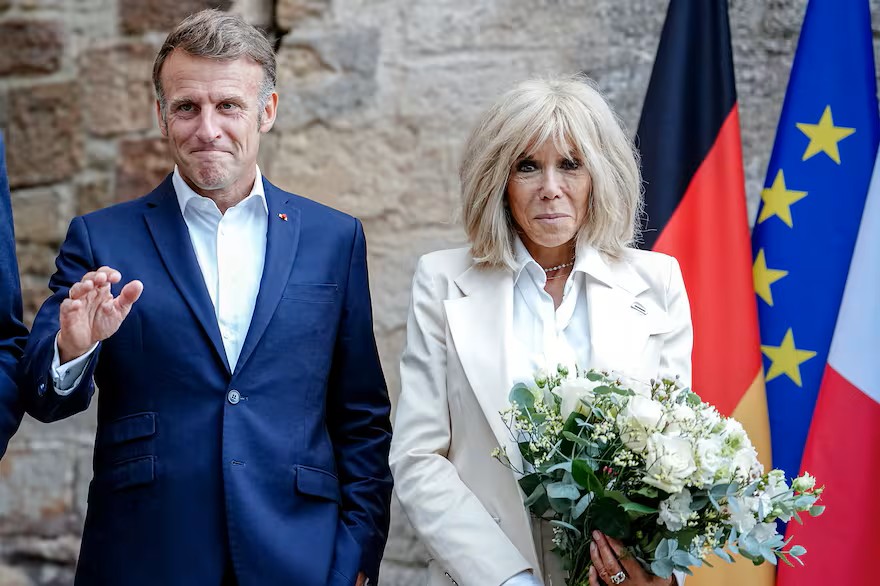 Emmanuel Macron presentará pruebas científicas para demostrar que su esposa Brigitte es mujer