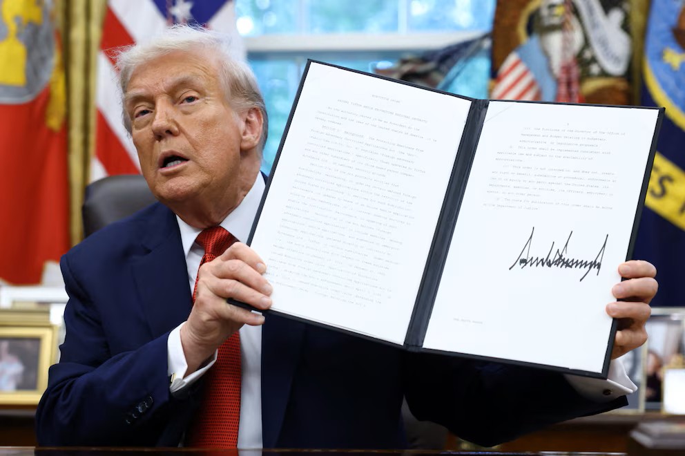 Donald Trump firma una orden ejecutiva para transferir TikTok a propietarios estadounidenses