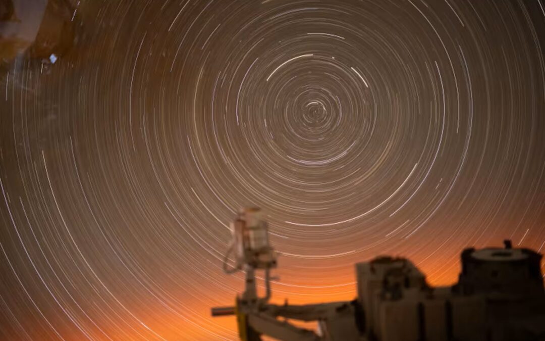 Rastros circulares de estrellas iluminan una imagen única desde la órbita terrestre