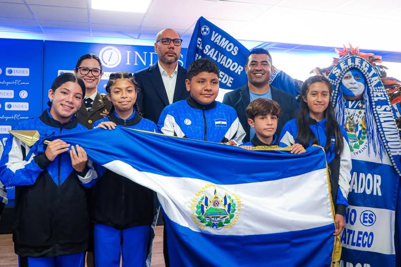 INDES entrega pabellón nacional a delegación de estudiantes de primaria que competirá en los juegos Codicader en Nicaragua