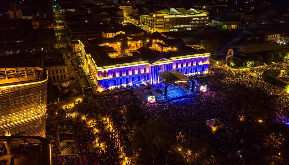 Familias salvadoreñas se reunieron en una noche cultural en el Centro Histórico para celebrar los 204 años de Independencia