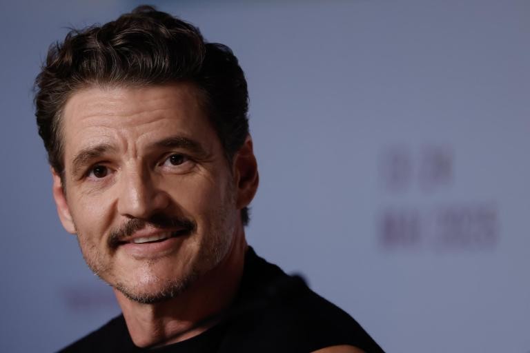 El actor Pedro Pascal demanda por uso indebido de su nombre a bebida alcohólica “Pedro Piscal”