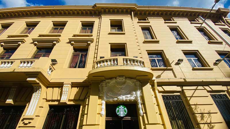 Starbucks destaca sucursal del Centro Histórico de San Salvador como la de mejor diseño arquitectónico a nivel mundial