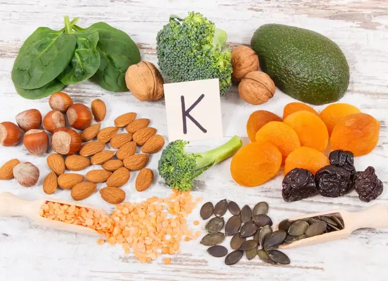 Vitamina K: beneficios, fuentes y riesgos por su deficiencia