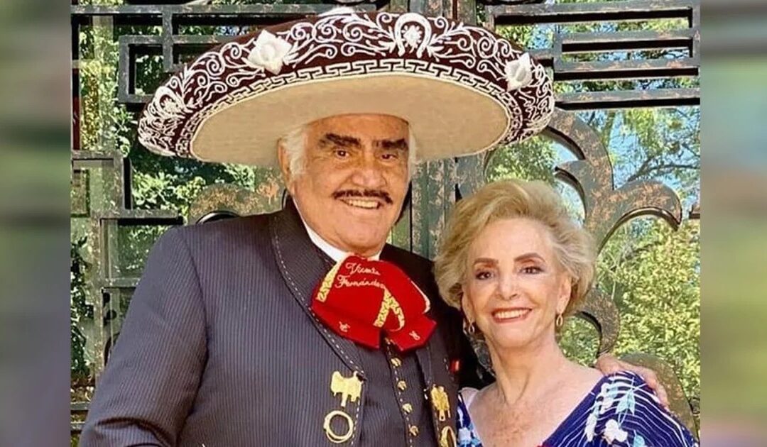 Doña Cuquita, viuda de Vicente Fernández, es captada besando a misterioso hombre en pleno concierto
