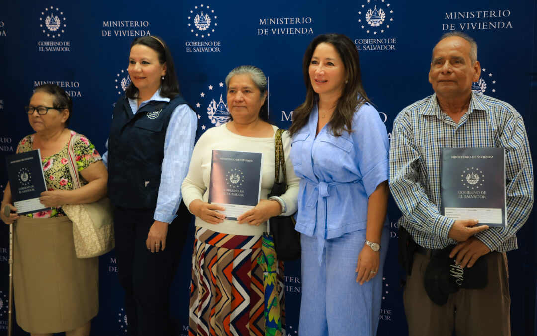 Vivienda entrega 118 escrituras de propiedad, con $1.2 millones en recuperación, a afectados por Argoz 