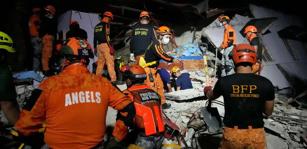 Aumentan a 72 los fallecidos por terremoto en Filipinas