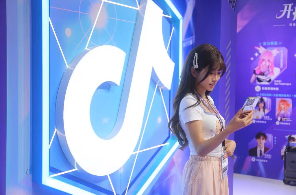 China busca regular la desinformación: los influencers deberán mostrar un título para opinar de temas sensibles en redes sociales