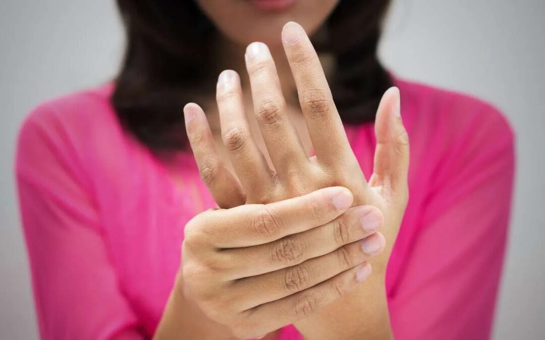 ¿Se te duermen las manos con frecuencia? este podría ser el motivo médico