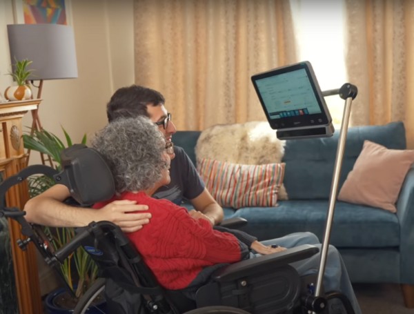 Inteligencia artificial devuelve la voz a una mujer tras 25 años sin poder hablar