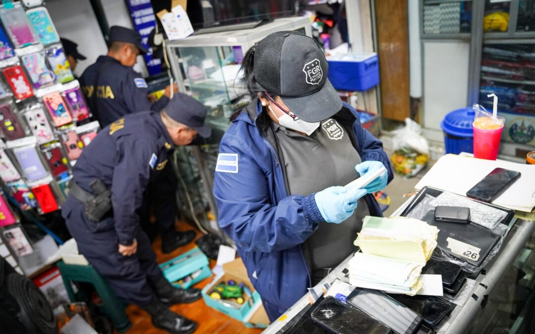 Fiscalía allanó establecimientos que comercializaban celulares robados en el transporte público por banda de carteristas