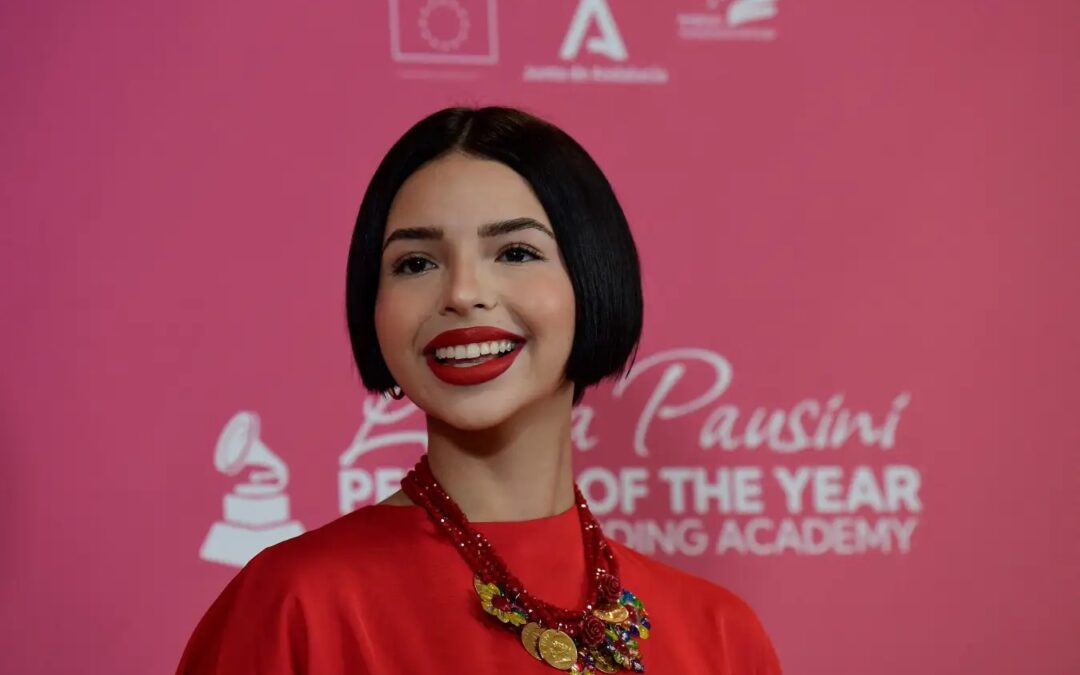 Ángela Aguilar responde con humor a su apodo de “peloncita” durante concierto en Estados Unidos