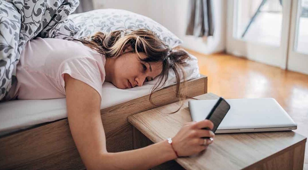 Estudio revela que mirar el celular al despertar podría dañar tu cerebro y tu bienestar