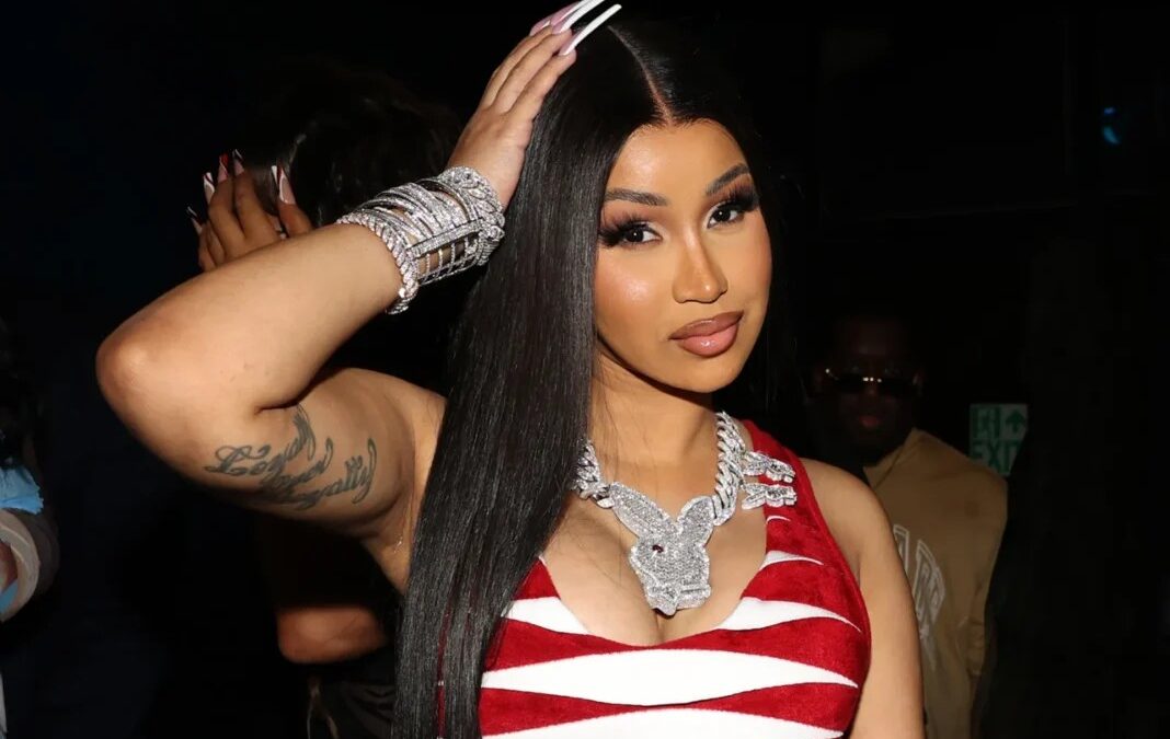 La cantante Cardi B convierte el cordón umbilical de su bebé en una joya extravagante