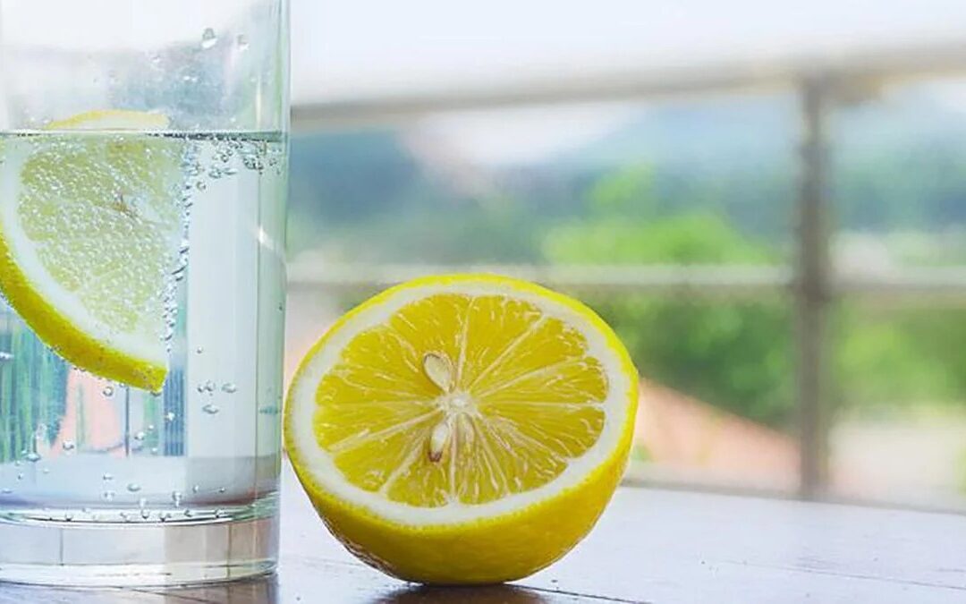 Lo bueno y lo no tan bueno de tomar agua con limón todos los días