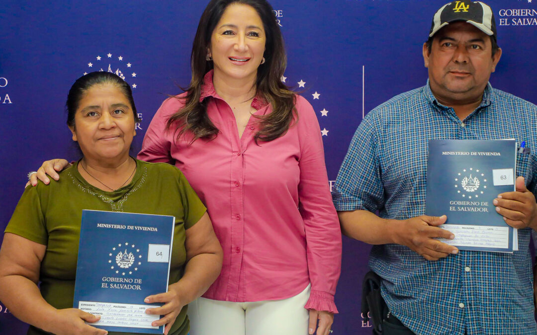 Ministerio de Vivienda entrega 183 escrituras de propiedad a familias de 35 lotificaciones que fueron estafadas por Argoz