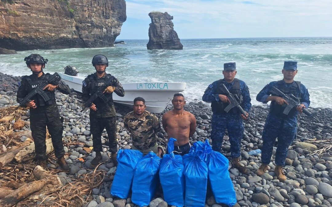 Autoridades interceptan lancha con droga y capturan a dos extranjeros