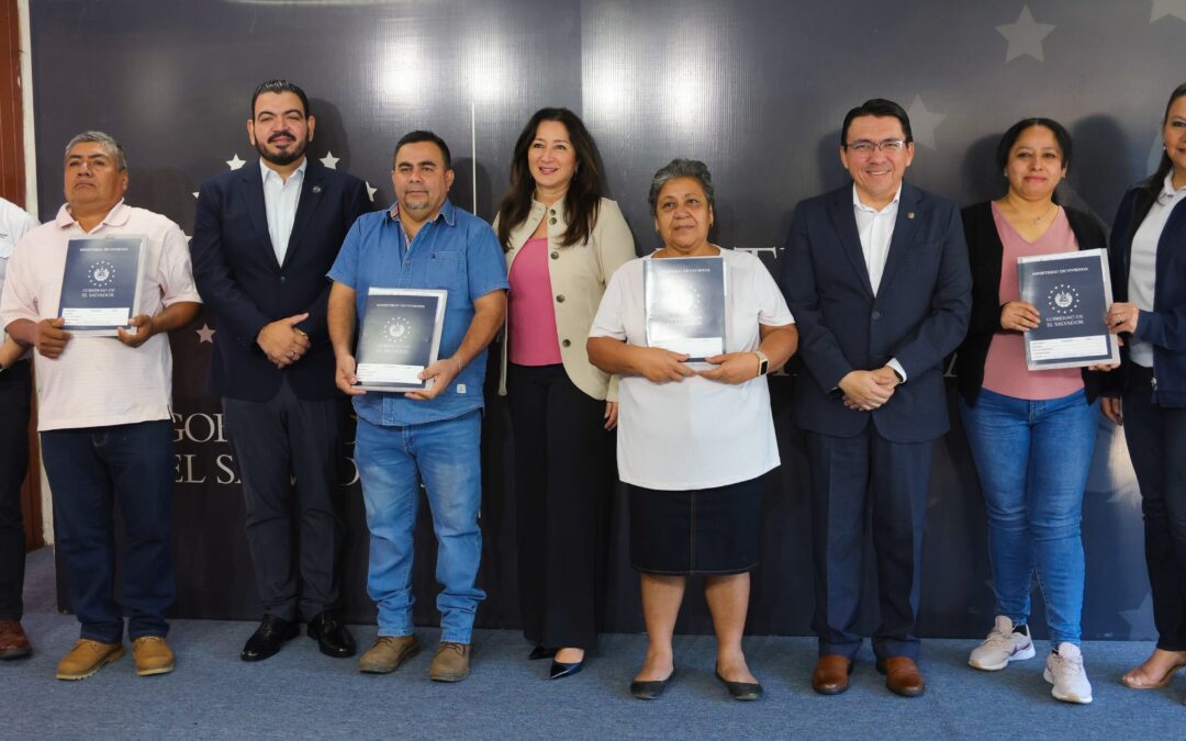 Gobierno entrega escrituras y garantiza seguridad jurídica a familias afectadas