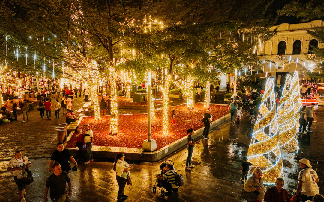 Familias y visitantes extranjeros disfrutan de la Villa Navideña del Centro Histórico 
