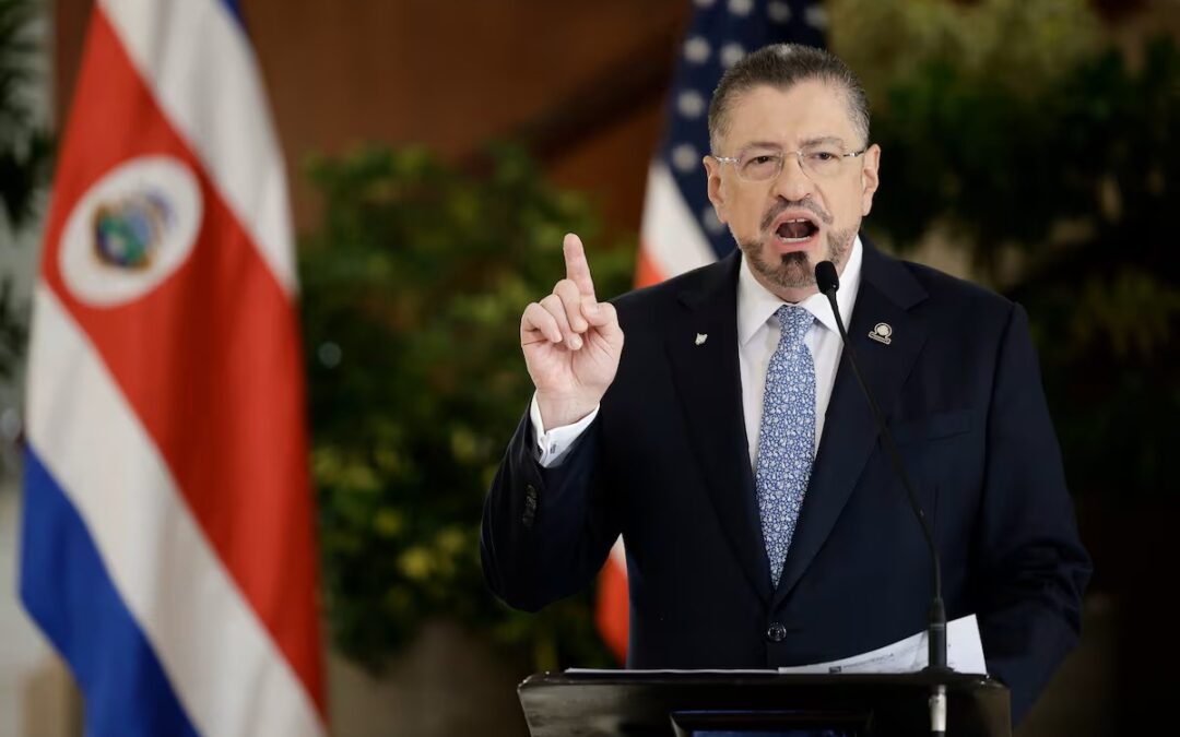 Seguridad y cooperación marcan la agenda del presidente de Costa Rica en su visita a El Salvador