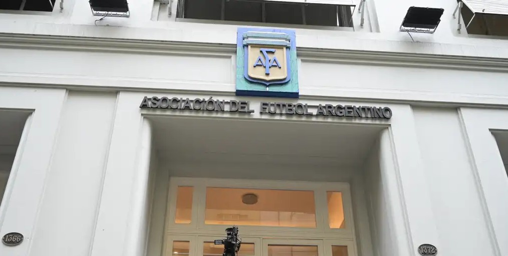 Escándalo en Argentina: Justicia allana la Asociación del Fútbol Argentino y 17 clubes en investigación por lavado de dinero