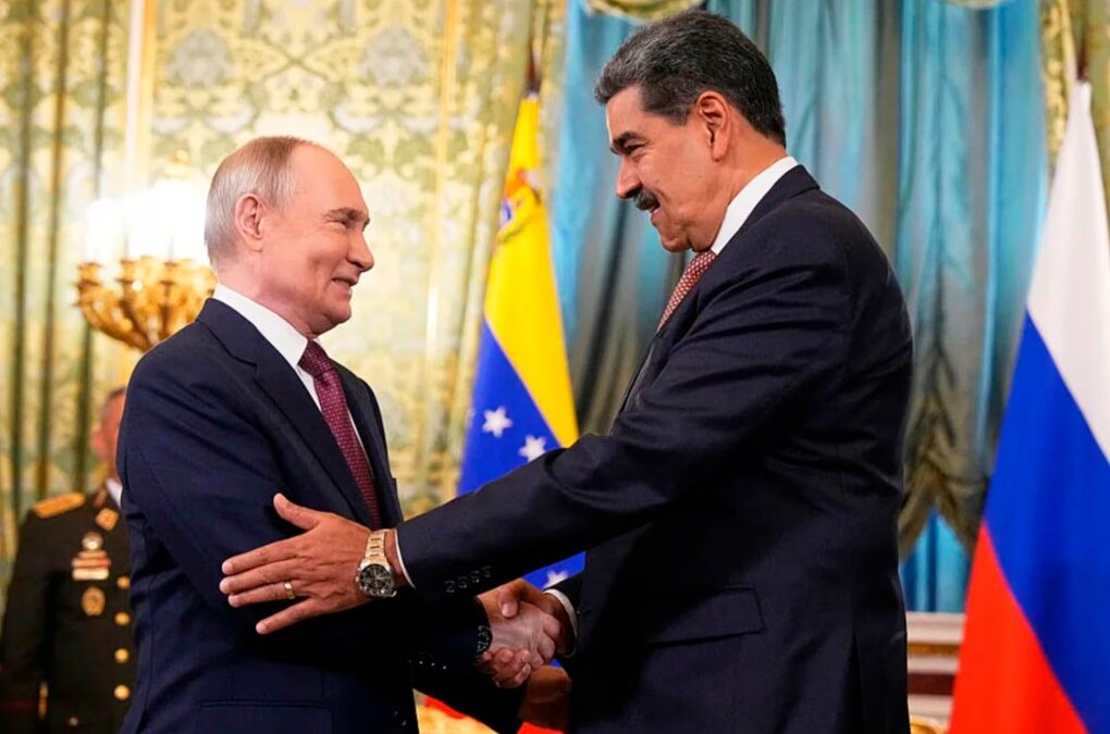 Rusia retira a familias de diplomáticos de Venezuela mientras crece el cerco marítimo de EEUU