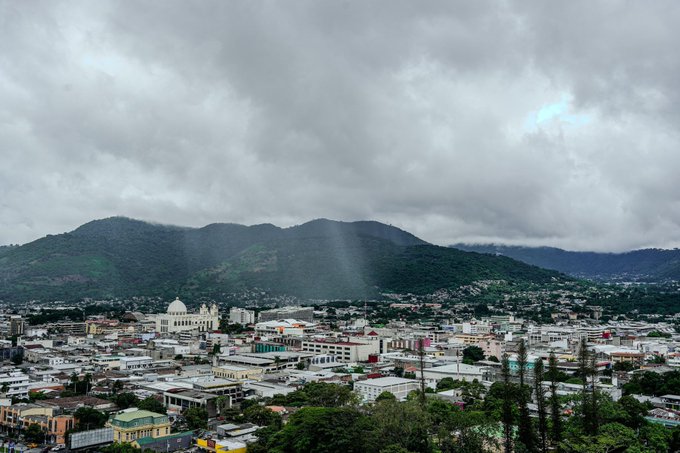 Calor y lluvias marcarán el clima en El Salvador este jueves
