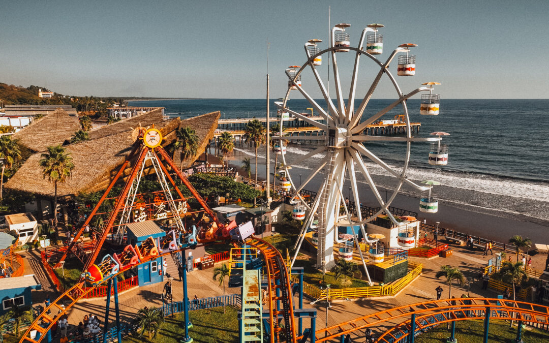 Salvadoreños y extranjeros disfrutan de espacios recreativos de La Libertad Costa