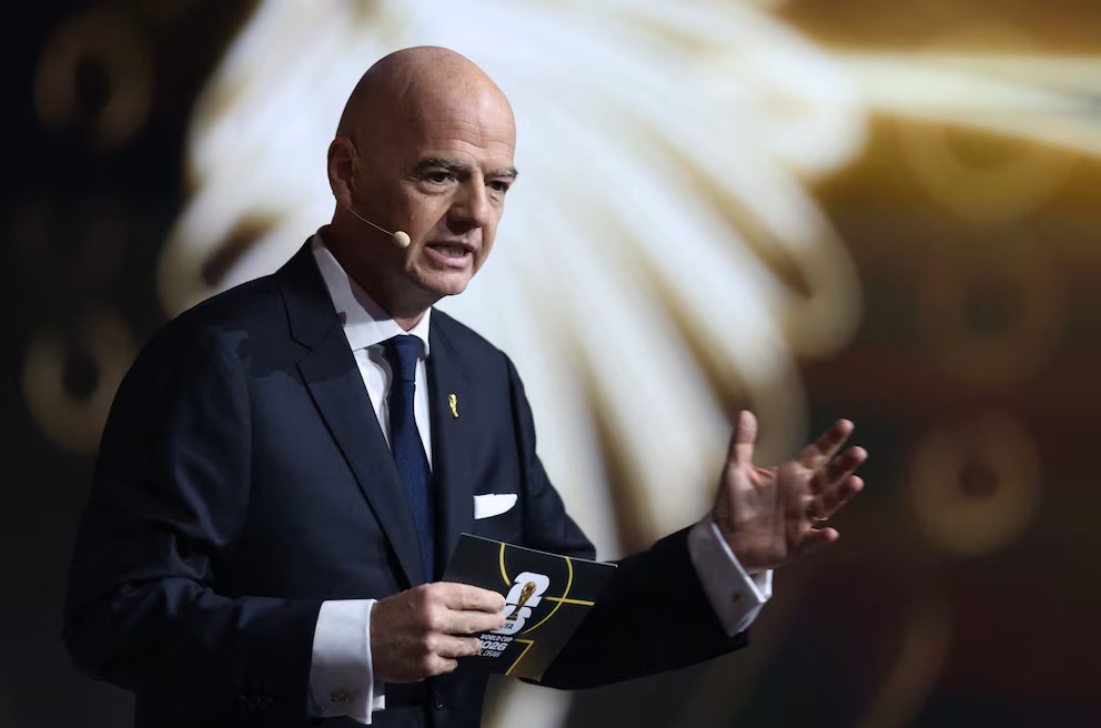 Infantino confirmó que la FIFA estudia cambiar la regla del offside: la revolución para hacer “un juego más ofensivo”