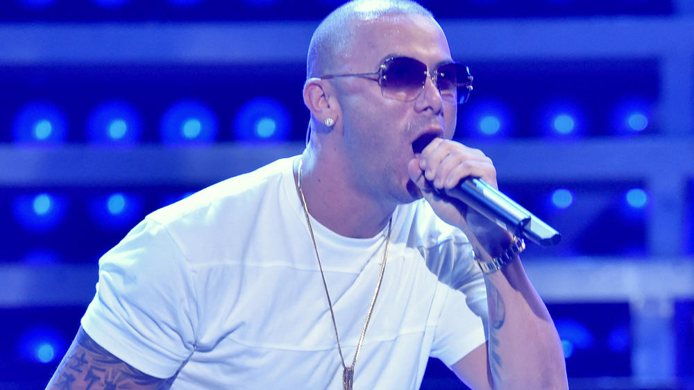 Wisin aparece sin lentes de sol en fotos navideñas y sorprende a sus seguidores
