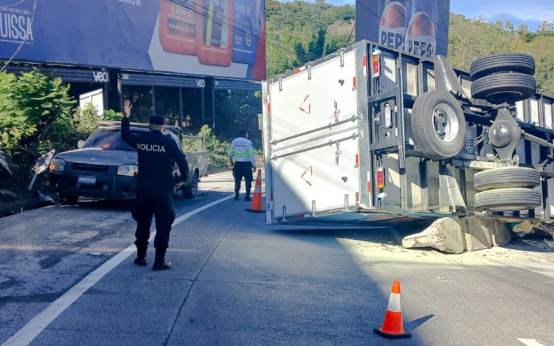 ¡Precaución! camión volcado bloquea vía al Puerto de La Libertad